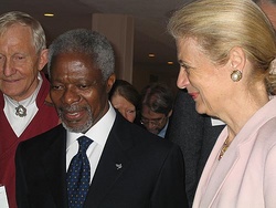 Kofi Annan, aðalframkvæmdastjóri Sameinuðu þjóðanna og frú á fundi um sjálfbæra þróun í aðalstöðvum Sþ í New York 29/04/2004